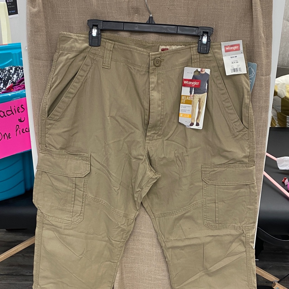 Wrangler Men’s Cargo Pants in Khaki Green